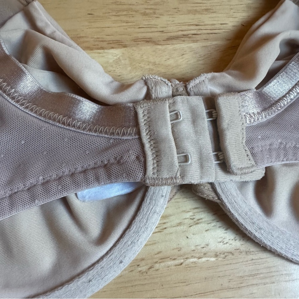 Wacoal Nude Lightweight‎ Swiss Dot Underwire Bra - Picture 8 of 9